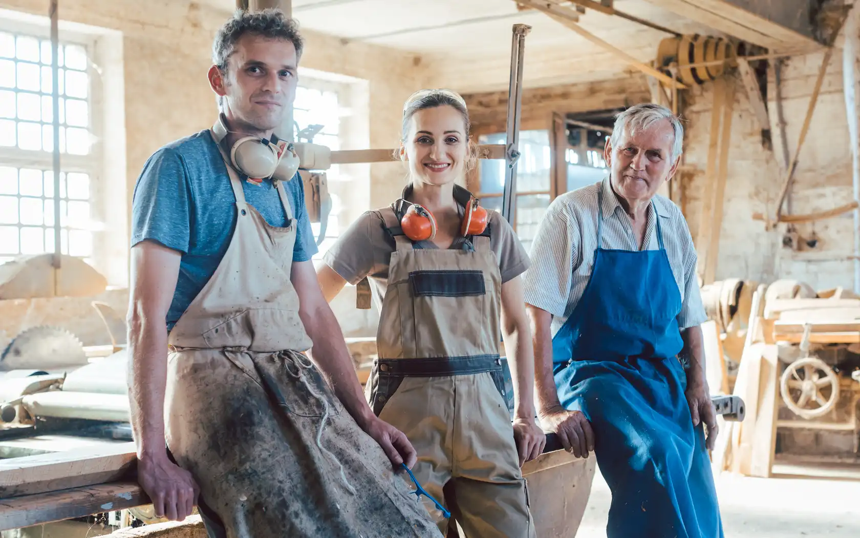 Handwerker in der Werkstatt Handwerker in der Werkstatt